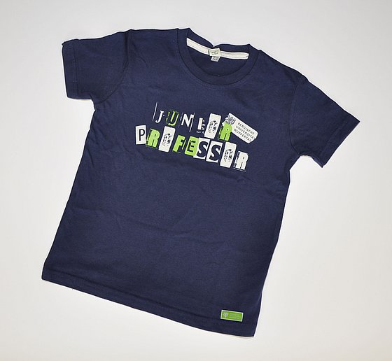 Foto: BUW Das Bild zeigt ein dunkelblaues Kids T-Shirt mit dem Aufdruck: Juniorprofessor