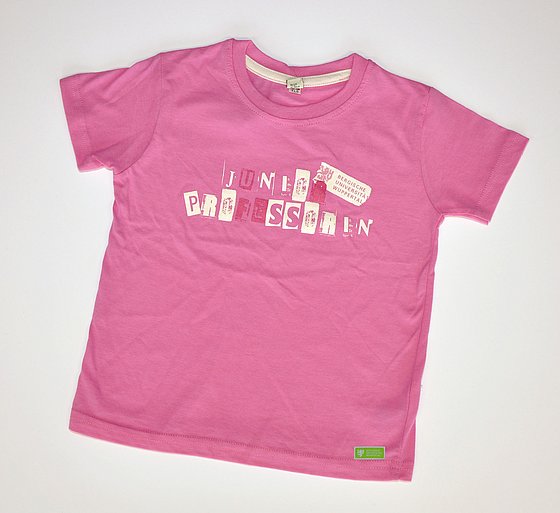 Foto: BUW Das Bild zeigt ein rosanes Kids T-Shirt mit dem Aufdruck: Juniorprofessorin